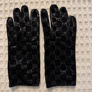 Gucci SOLD ❗️
GG Signature Suede Gloves